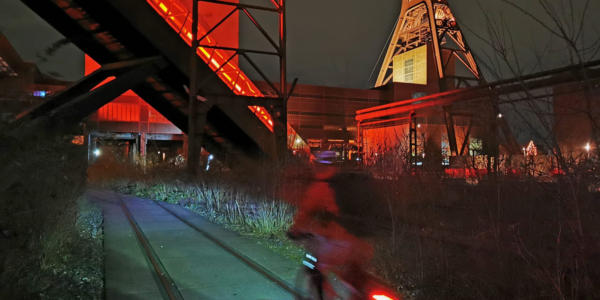 Das Foto zeigt die Zeche Zollverein bei einem Nightride durchs radrevier.ruhr