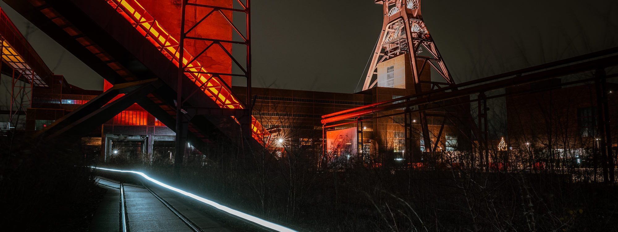 Das Foto zeigt die Zeche Zollverein bei einem Nightride durchs radrevier.ruhr