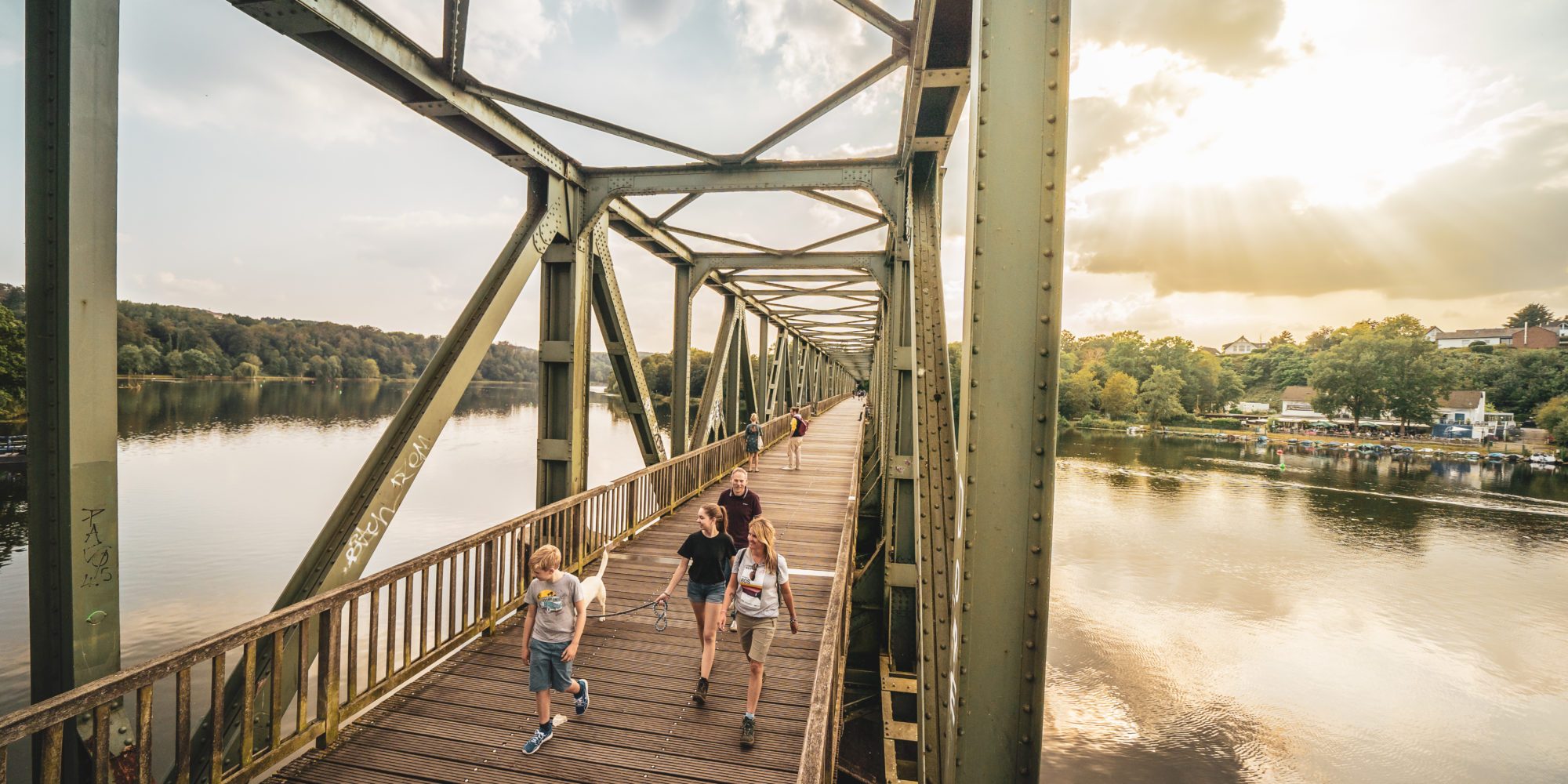 Das Bild zeigt eine Brücke am Baldeneysteig