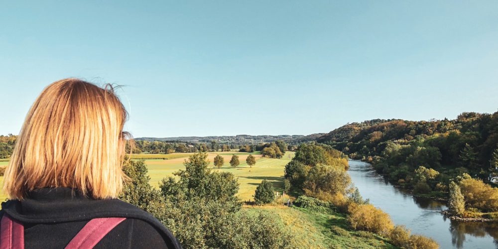 The picture shows a person with a view of the Ruhr in Hattingen