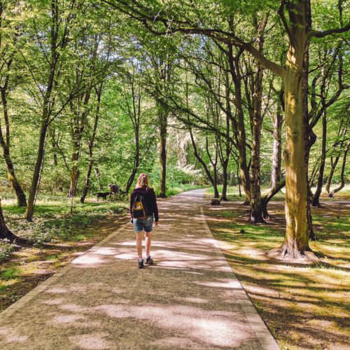 Das Foto zeigt eine Frau beim Urban Hiking im Ruhrgebiet