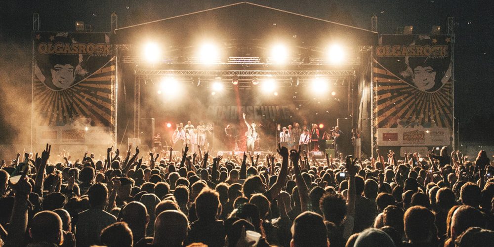 Das Bild zeigt feiernde Menschen beim Olgas Rock