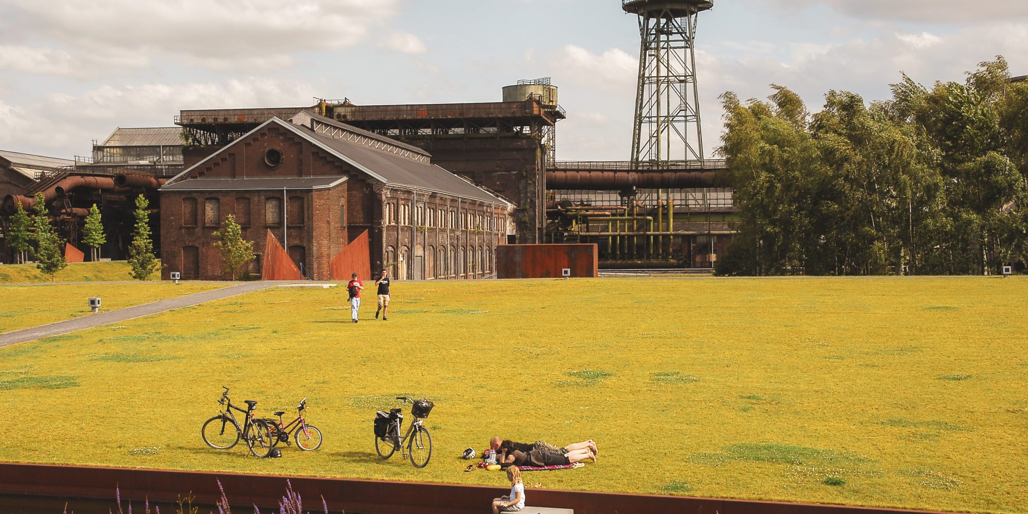 Das Foto zeigt den Westpark und die Jahrhunderthalle Bochum