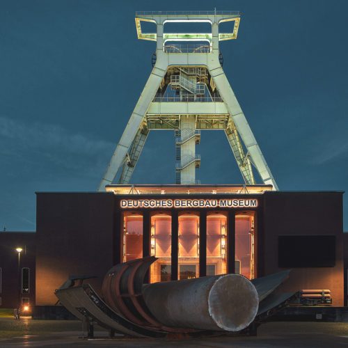 De foto toont het Duitse Mijnmuseum in Bochum in het donker
