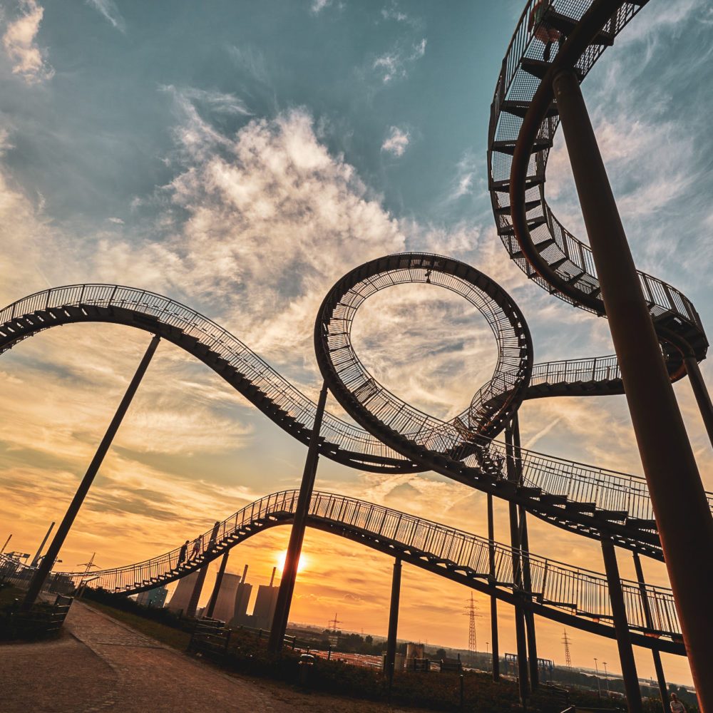 Das Foto zeigt die Skulptur Tiger & Turtle auf der Halde Heinrich-Hildebrand-Höhe in Duisburg