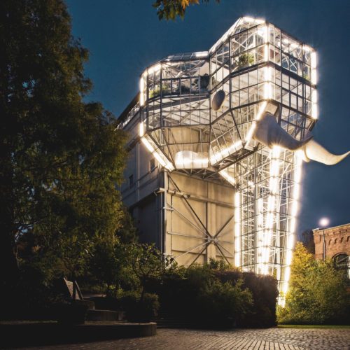 Das Foto zeigt den beleuchteten Glaselefanten im Maxipark in Hamm