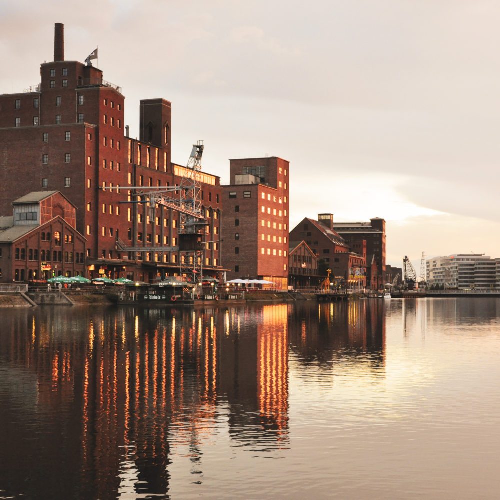 Das Foto zeigt den Innenhafen in Duisburg