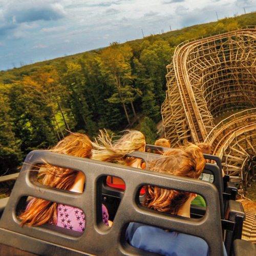 Zdjęcie przedstawia drewnianą kolejkę górską w Movie Park Germany w Bottrop