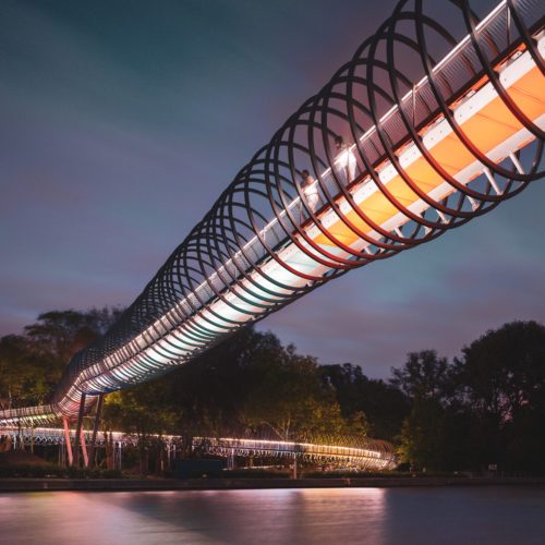 Zdjęcie przedstawia most Slinky Springs to Fame w Oberhausen Kaisergarten
