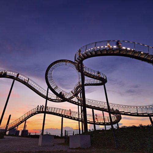 Das Foto zeigt die Skulptur Tiger & Turtle auf der Halde Heinrich-Hildebrand-Höhe in Duisburg