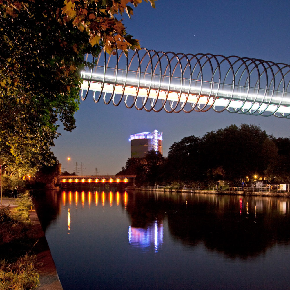 Das Foto zeigt dei Brücke Slinky Springs to Fame im Kaisergarten Oberhausen