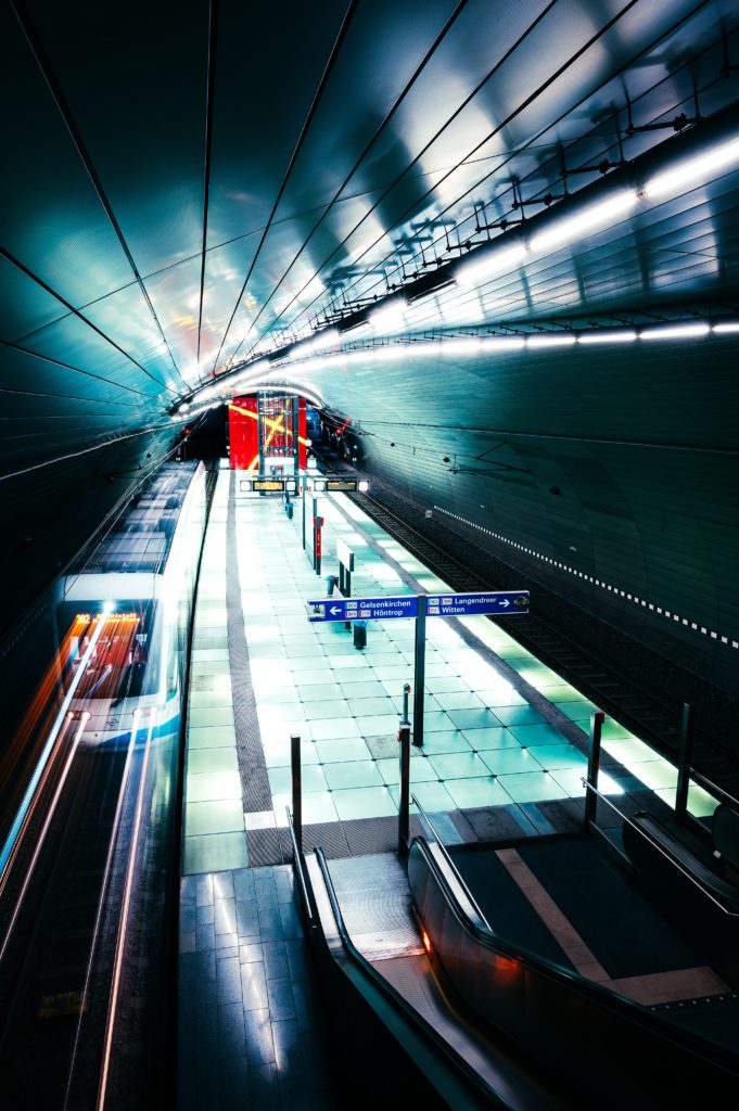 Das Bild zeigt eine U-Bahn-Station in Bochum