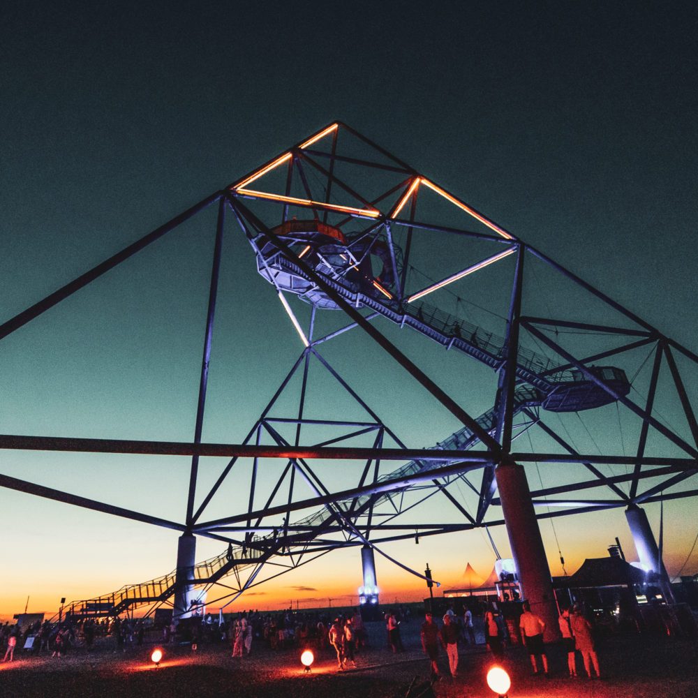 Das Bild zeigt den Tetraeder in Bottrop bei Nacht