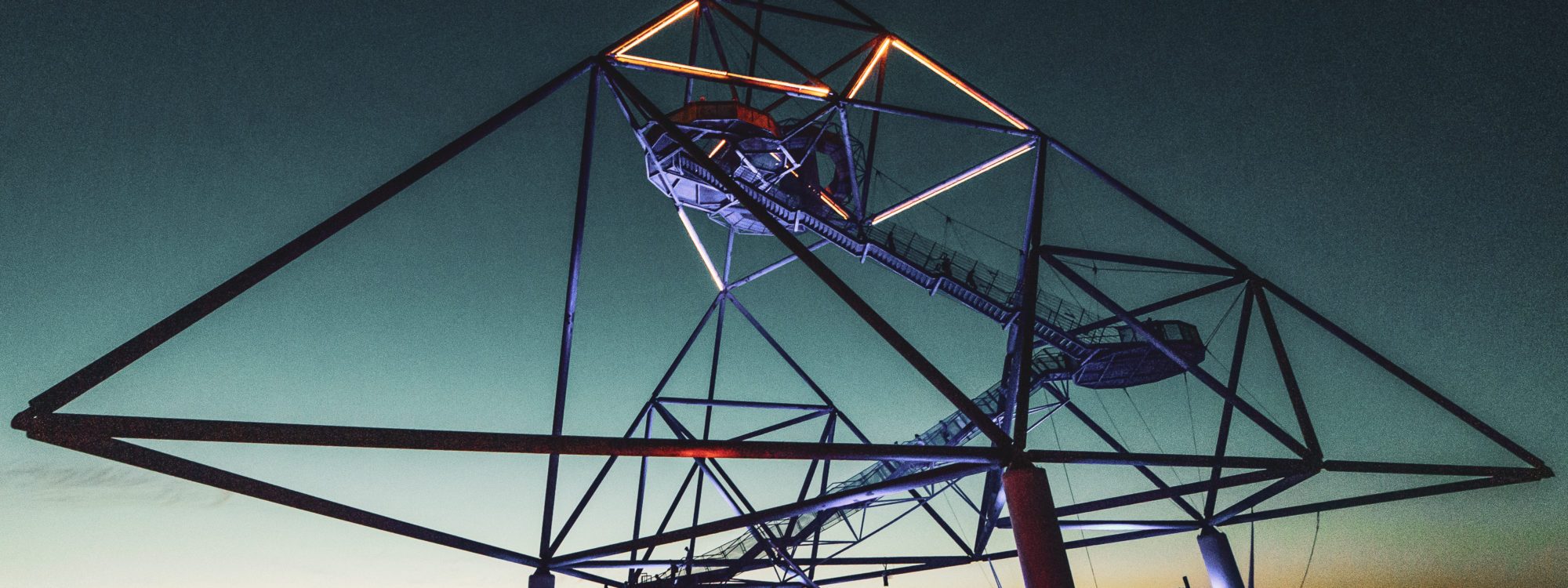 Das Bild zeigt den Tetraeder in Bottrop bei Nacht