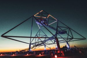 Das Bild zeigt den Tetraeder in Bottrop bei Nacht