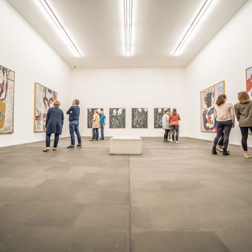 Das Bild zeigt Personen in einer Ausstellung in der Kuppersmühle Duisburg