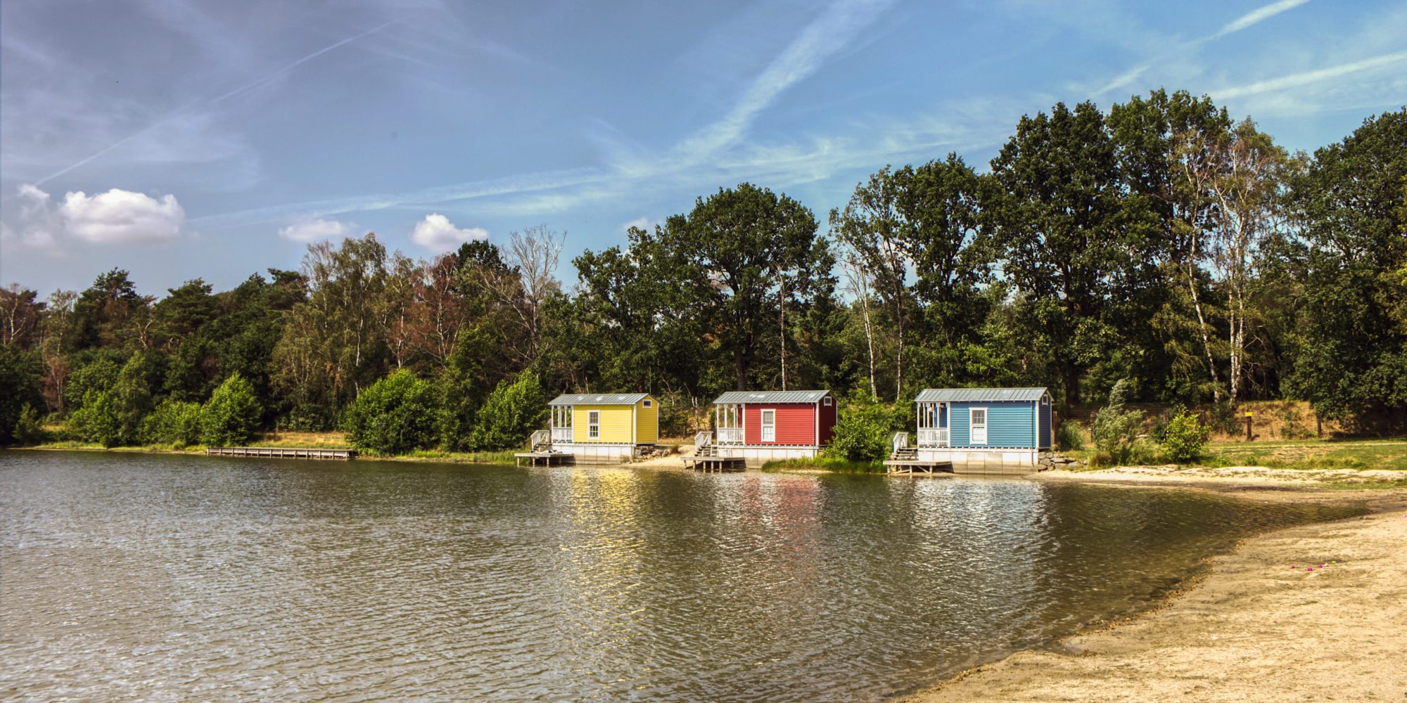 Das Foto zeigt die drei bunten Häuser am See in der Dingdener Heide in Hamminkeln
