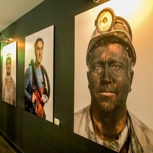 Das Foto zeigt Fotografien von Bergarbeitern im Hotel Friends auf dem UNESCO-Welterbe Zollverein