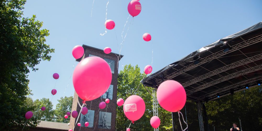 Das Foto zeigt Luftballons beim !SING - DAY OF SONG