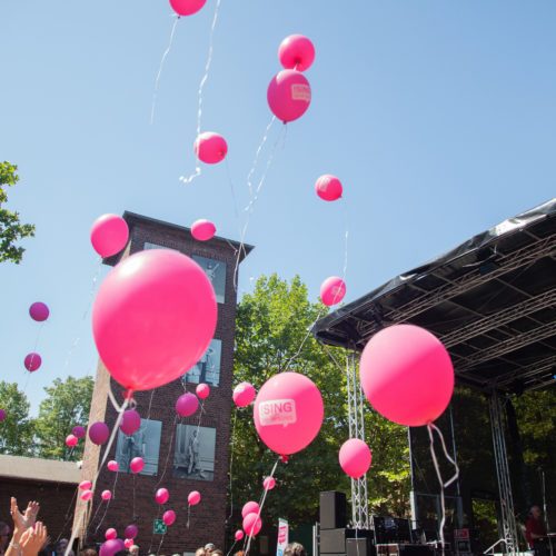 Das Foto zeigt Luftballons beim !SING - DAY OF SONG