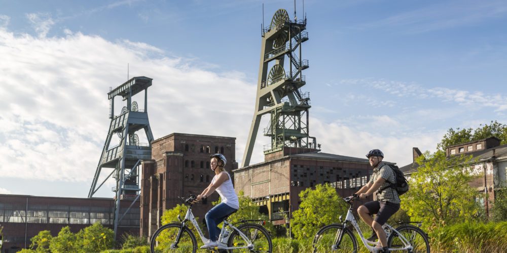 Das Foto zeigt zwei Radfahrer im radrevier.ruhr an der Zeche Ewald