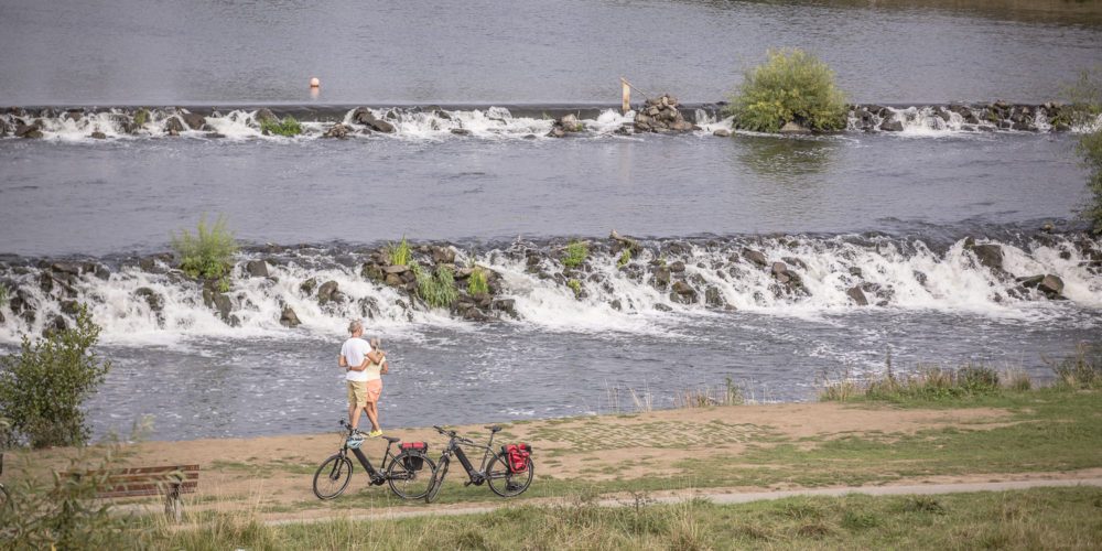 Das Foto zeigt zwei Radfahrer auf dem RuhrtalRadweg in Hattingen