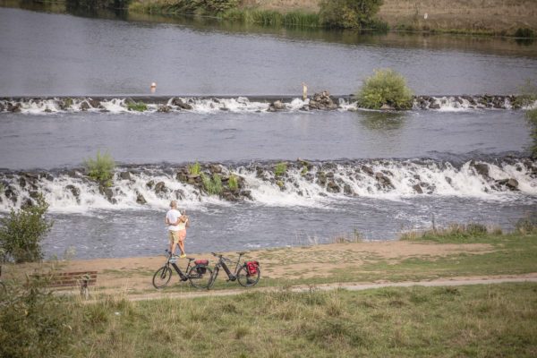 Das Foto zeigt zwei Radfahrer auf dem RuhrtalRadweg in Hattingen