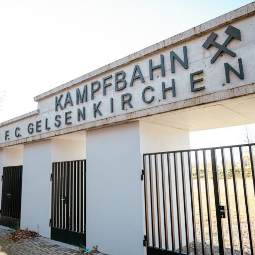 ਤਸਵੀਰ Glückauf-Kampfbahn Gelsenkirchen ਦੇ ਪ੍ਰਵੇਸ਼ ਦੁਆਰ ਨੂੰ ਦਰਸਾਉਂਦੀ ਹੈ
