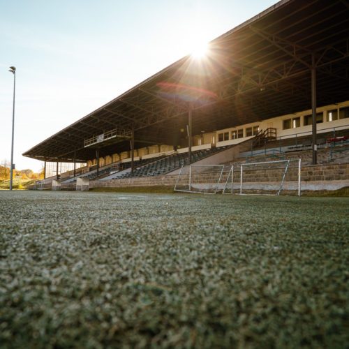 Das Bild zeigt die Tribüne der Glückauf Kampfbahn in Gelsenkirchen