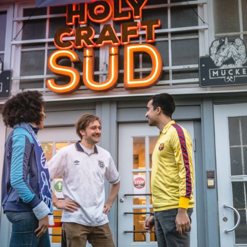 Das Bild zeigt eine Gruppe Menschen vor dem Holy Craft Süd in Essen