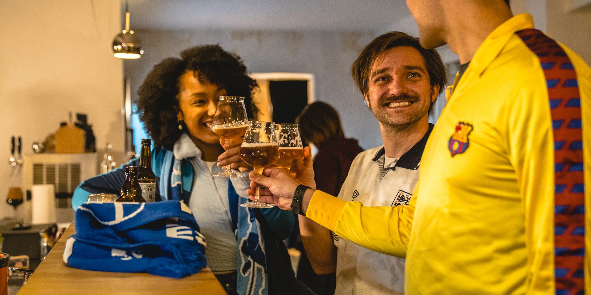 Das Bild zeigt Menschen an der Theke in der Trinkhalle am Flöz in Gelsenkirchen
