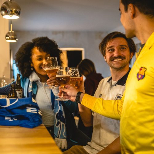 Das Bild zeigt Menschen an der Theke in der Trinkhalle am Flöz in Gelsenkirchen