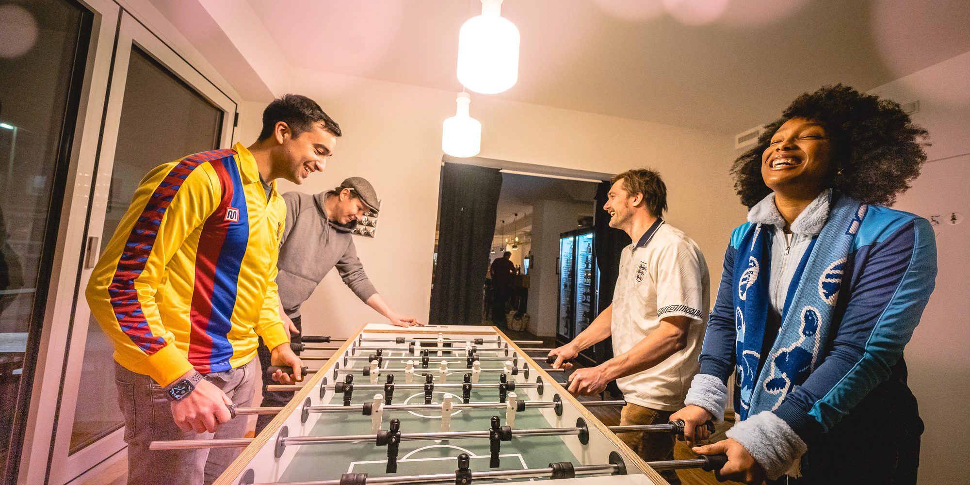 Das Bild zeigt eine Gruppe Menschen am Tischkicker in der Trinkhalle am Flöz in Gelsenkirchen