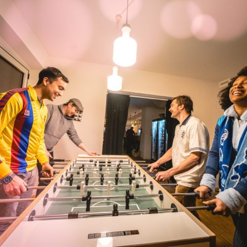 Das Bild zeigt eine Gruppe Menschen am Tischkicker in der Trinkhalle am Flöz in Gelsenkirchen