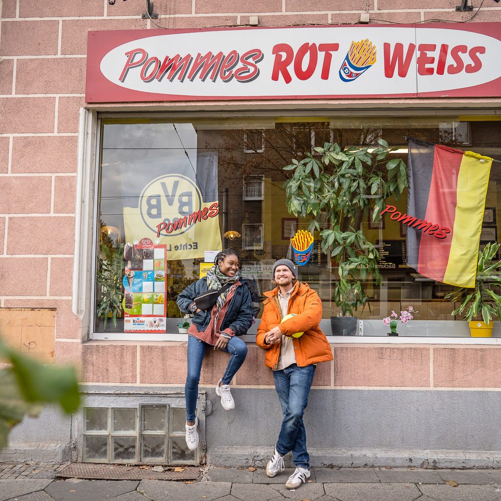 Das Bild zeigt ein Paar vor einer Pommesbude in Dortmund