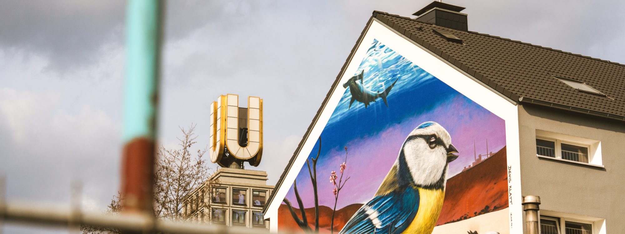 Das Bild zeigt das Dortmunder U hinter einem Grafitti