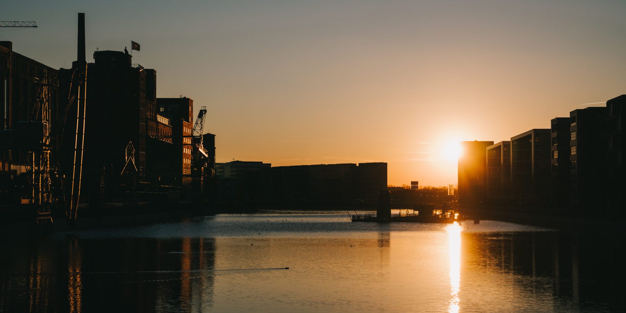 Das Bild zeigt den Innenhafen Duisburg