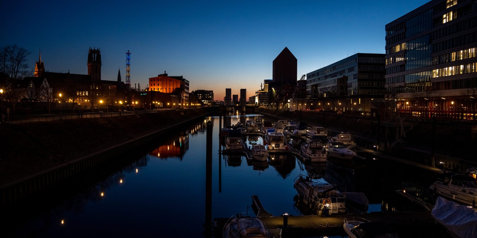 Das Bild zeigt den Innenhafen Duisburg