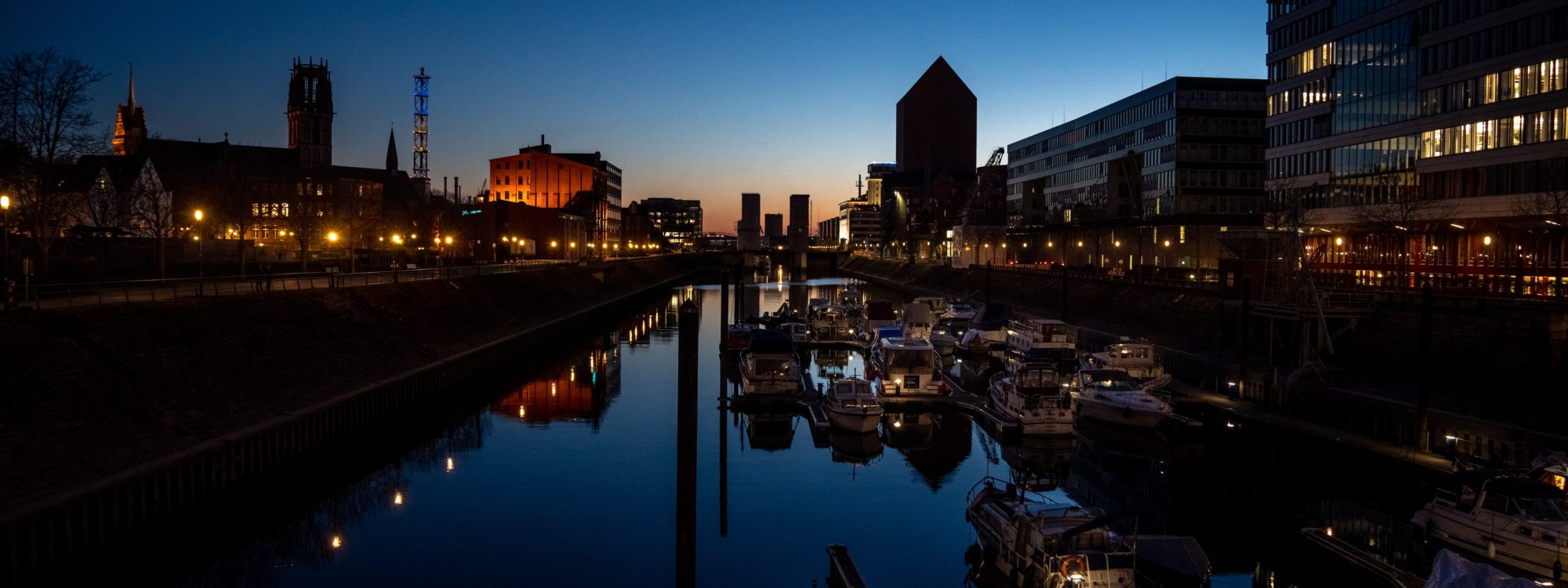 Das Bild zeigt den Innenhafen Duisburg