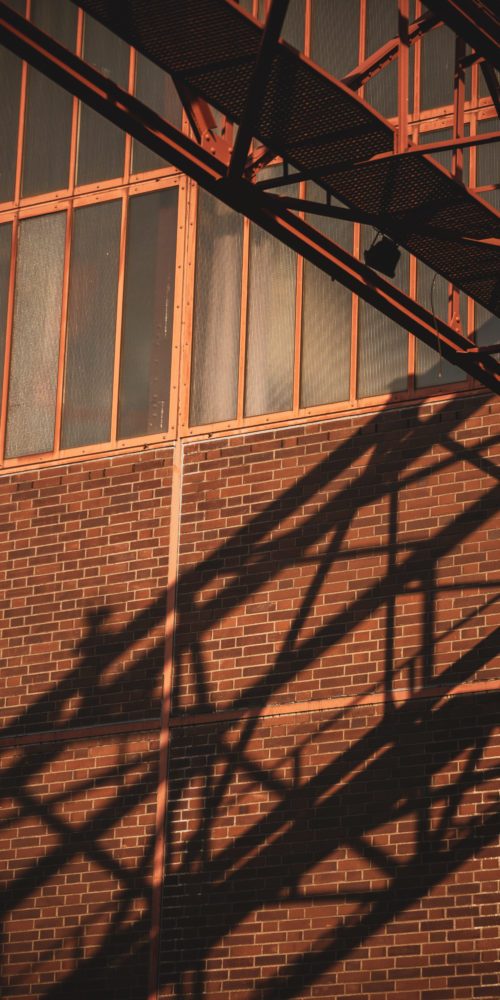 Das Bild zeigt den Schatten eines Fördergerüstes auf Zollverein