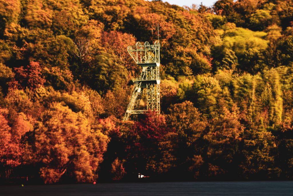 Das Foto zeigt die Zeche Carl Funke am Baldeneysee in Essen im Herbst