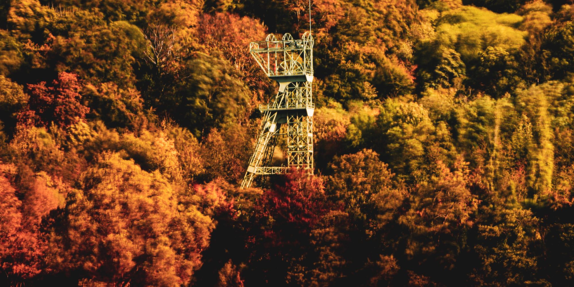 Das Foto zeigt die Zeche Carl Funke am Baldeneysee in Essen im Herbst