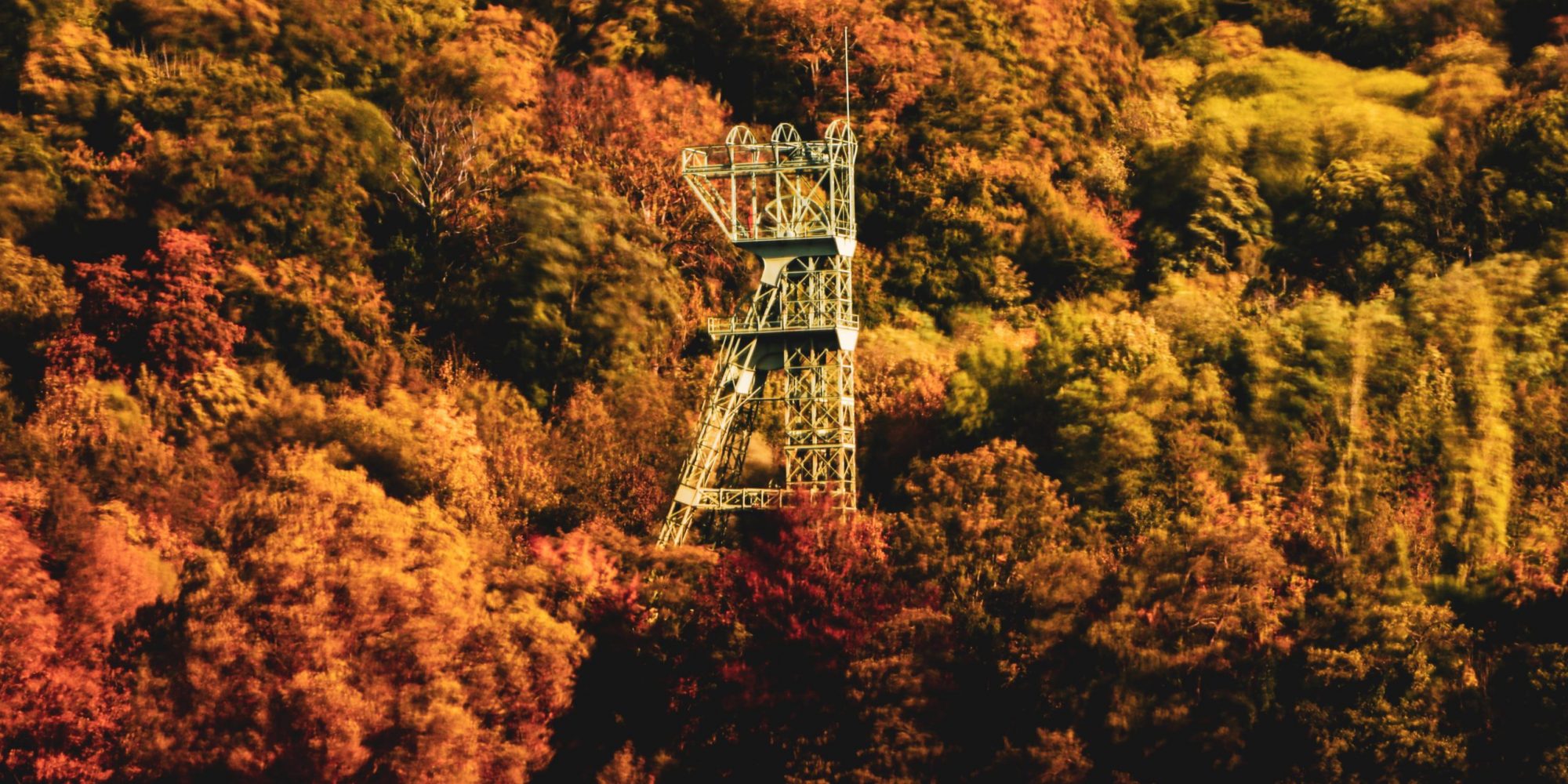 Das Foto zeigt die Zeche Carl Funke am Baldeneysee in Essen im Herbst