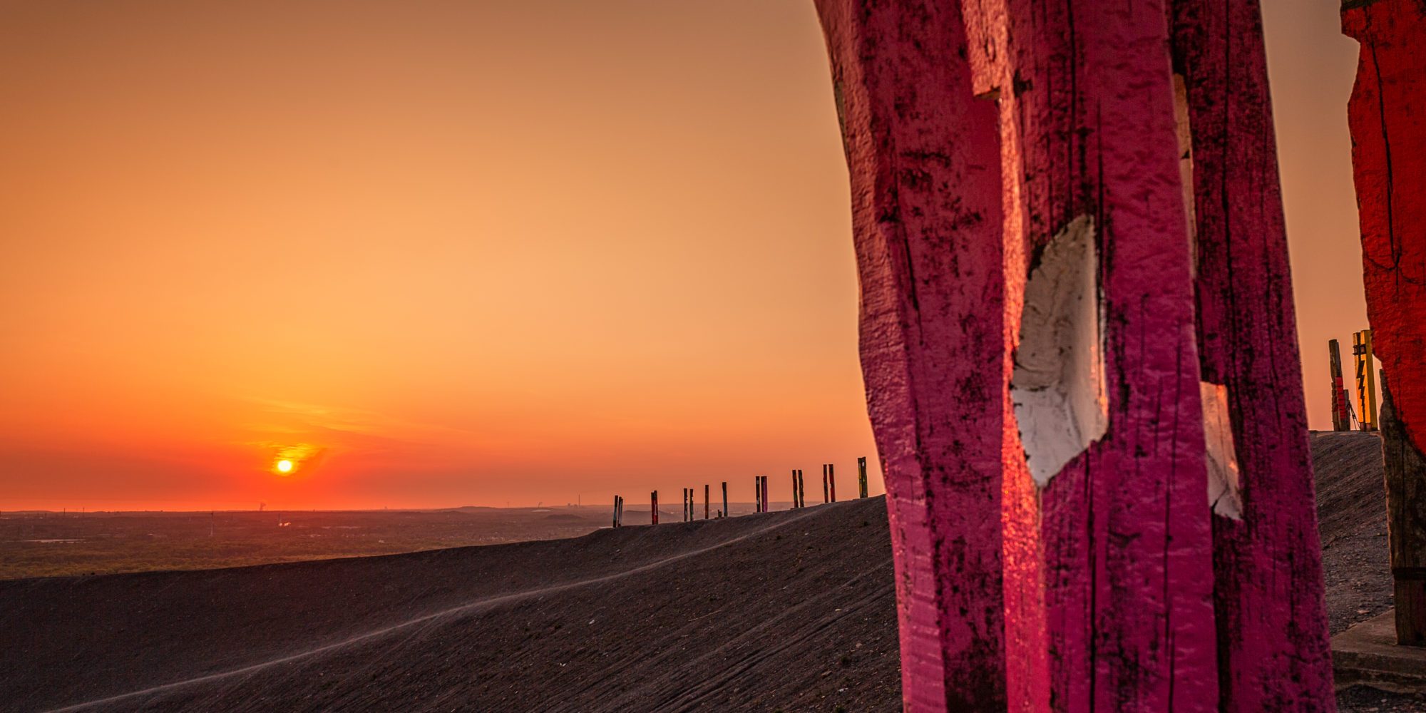 Das Foto zeigt die Halde Haniel in Bottrop im Sonnenuntergang