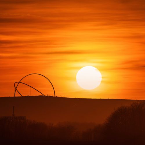 Zdjęcie przedstawia hałdę Hoheward w Herten o zachodzie słońca
