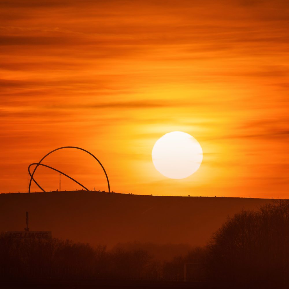 Das Foto zeigt die Halde Hoheward in herten im Sonnenuntergang