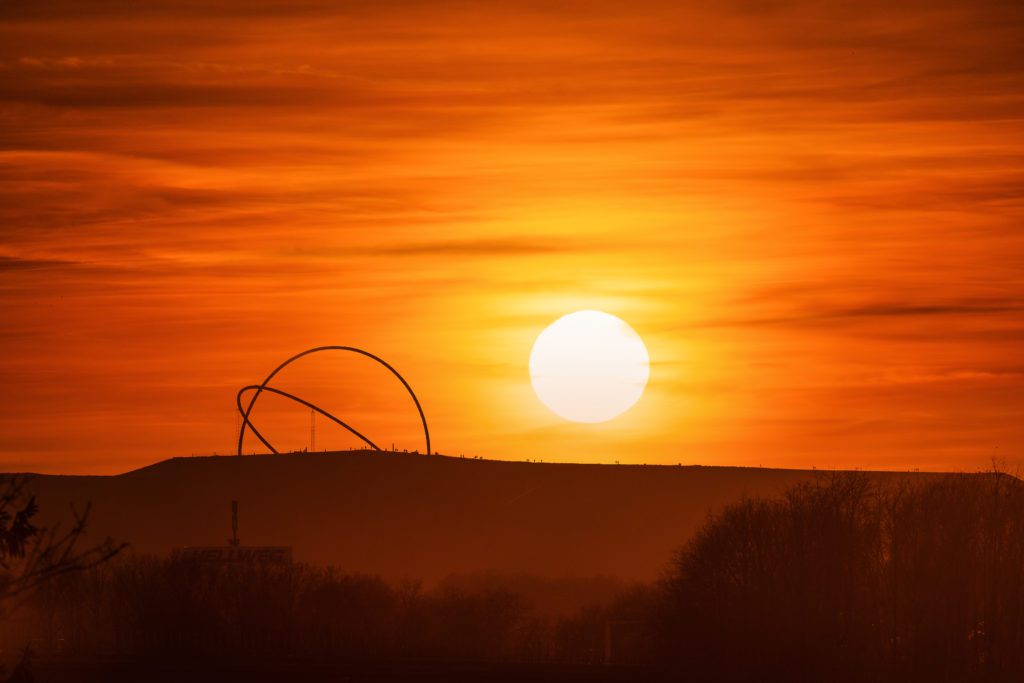 Das Foto zeigt die Halde Hoheward in herten im Sonnenuntergang