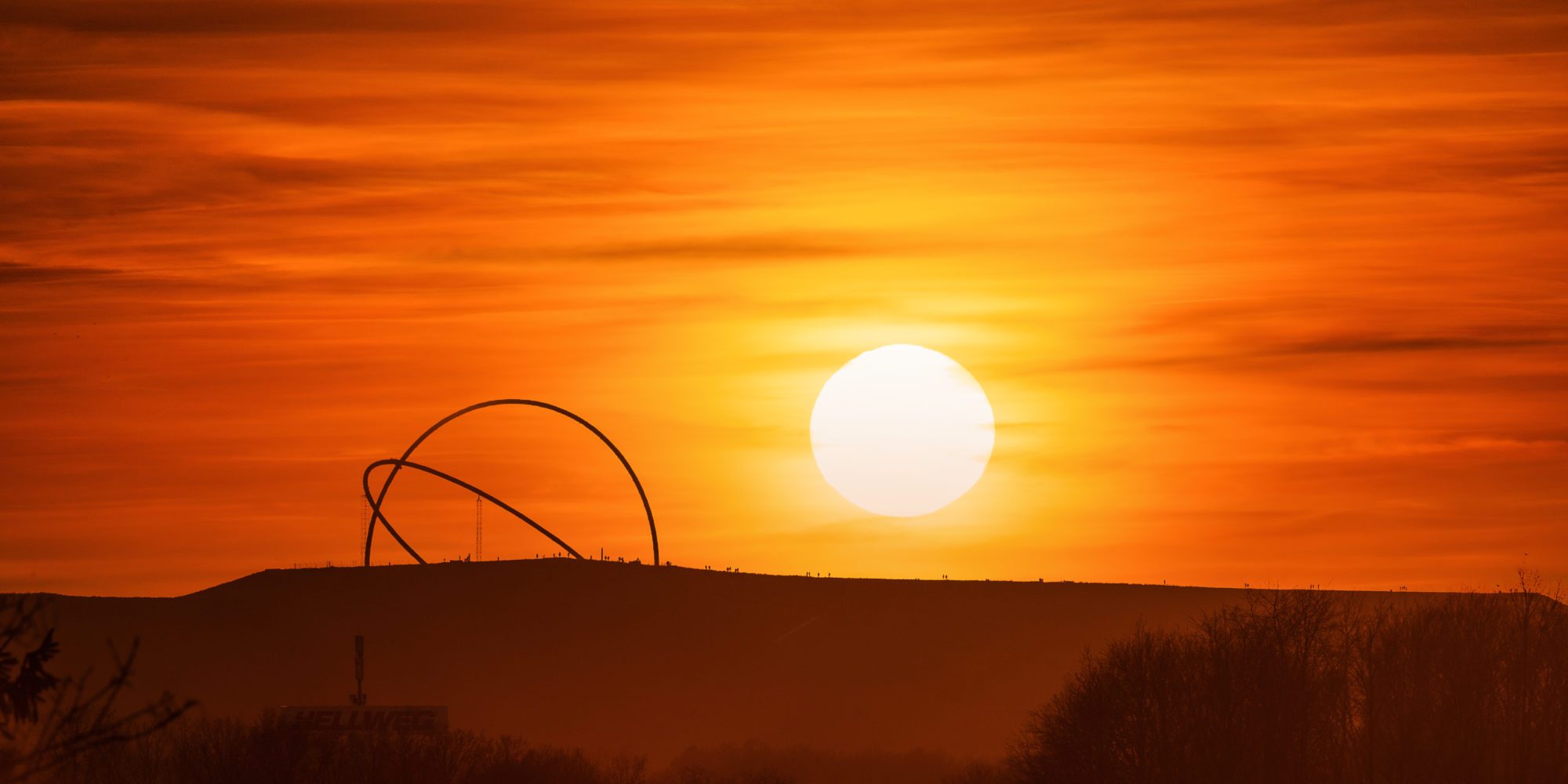 Das Foto zeigt die Halde Hoheward in herten im Sonnenuntergang