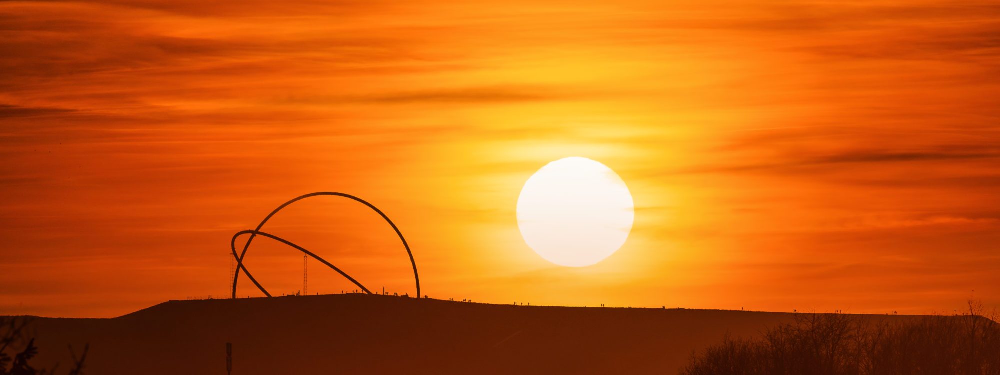 Das Foto zeigt die Halde Hoheward in herten im Sonnenuntergang