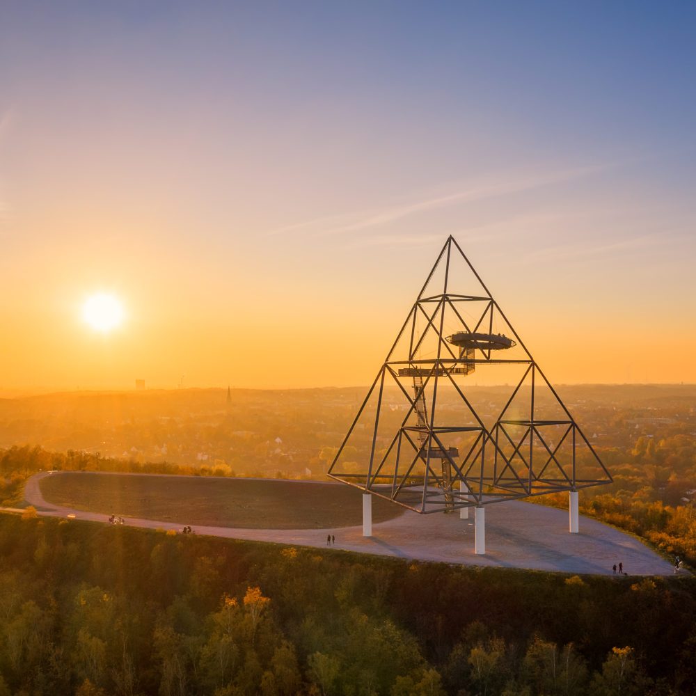 Das Foto zeigt den Tetraeder in Bottrop im Sonnenuntergang